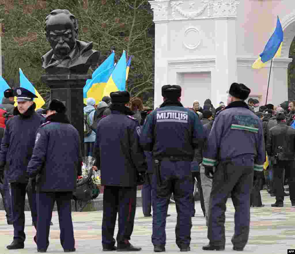 Поліцейські спостерігають за мітингом проукраїнських активістів біля пам&#39;ятника Тарасу Шевченку, 11 березня 2014 року.