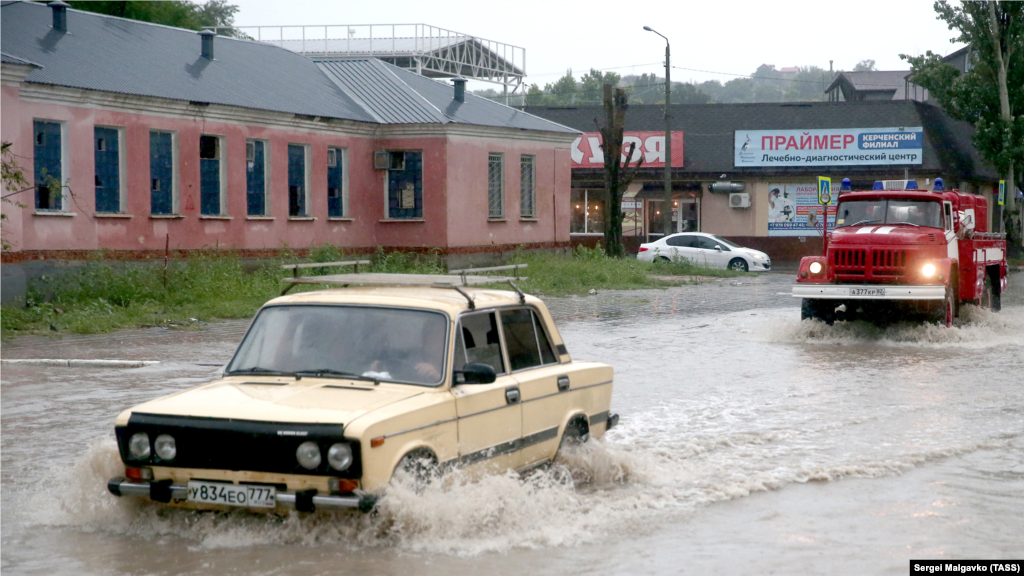 Пожежний автомобіль на підтопленій вулиці в результаті зливових дощів