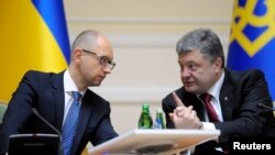 Президент Петро Порошенко (праворуч) і прем’єр-міністр Арсеній Яценюк, архівна фотографія