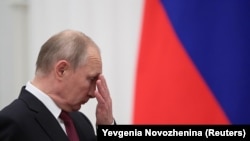 Володимир Путін хотів, аби президентом в Україні став хто завгодно, але не Петро Порошенко. Але чи допомогло це його планам? 