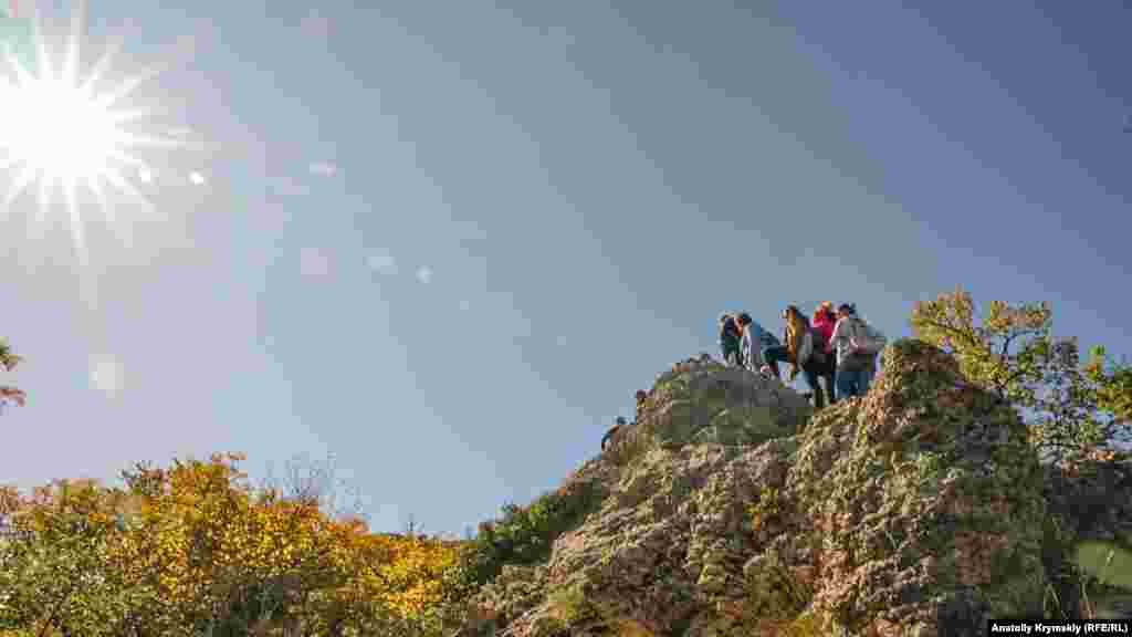 Туристи на центральному камені &laquo;Храму сонця&raquo;