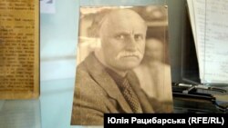 «Треба було читати атеїстичні лекції, хвалити радянську владу. А як він її міг хвалити, коли через неї загинув його батько? »... Фотопортрет Петра Розумного з виставки «Неприборкана пам'ять» у Дніпропетровському національному історичному музеї імені Яворницького