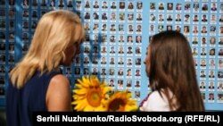 У Києві оновлена Стіна пам'яті Героїв на Михайлівській площі, 20 серпня 2020 року