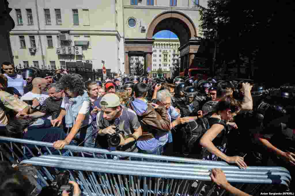 Күштік құрылымдар жергілікті әкімдік ғимараты маңына адамдарды жібермеді.&nbsp;