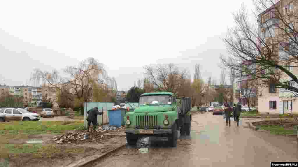 Тільки в одному місці кореспондент Крим.Реалії побачив навантаження сміття, що здійснюється не спеціалізованої машиною, а за допомогою самоскида, який міг належати приватній фірмі і приїхати з ініціативи самих жителів