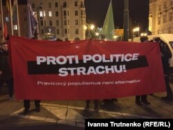 Сотні чехів виходили на акції протесту проти зібрання конгресу крайніх правих сил