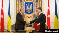 Президент України Петро Порошенко (праворуч) та президент Туреччини Реджеп Ердоган під час зустрічі в Києві. Березень 2015 року