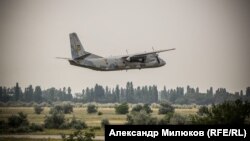 Ан-26 над аеродромом у Миколаєві, 12 липня 2018 року