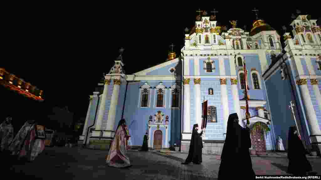 Священники Православної церкви України обходять Михайлівський Золотоверхий собор перед початком Великодньої літургії