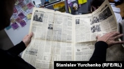 Перший номер газети «Кримська світлиця» від 31 грудня 1992 року. Серед авторів – Іван Драч, Петро Вольвач, Микола Семена