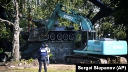 Під час демонтажу радянського танка Т-34, встановленого як пам'ятник, присвячений Другій світовій війні. Нарва, Естонія,16 серпня 2022 року