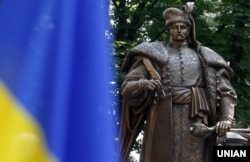 Пам’ятник гетьману Пилипу Орлику (1672–1742) в Києві. Орлик народився на білоруських землях