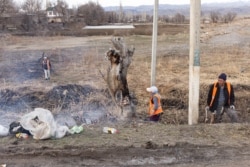 Қаракемер ауылында көшені тазалап жүрген адамдар. Жамбыл облысы, 26 ақпан 2020 жыл.