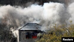 Біженці з Нагірного Карабаху впевнені, що не повернуться, тож підпалюють власні оселі