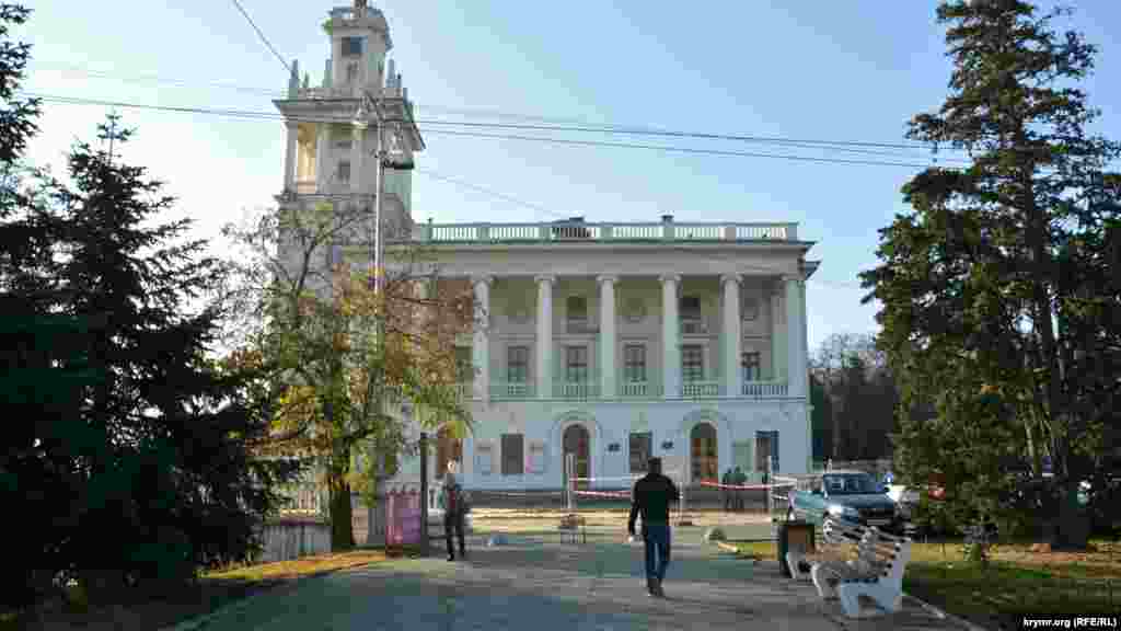 Реконструкція торкнулася навіть майданчика перед Матроським клубом