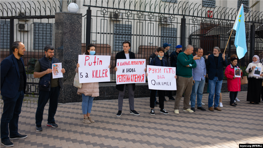 На фото &ndash; заступник міністра з питань реінтеграції тимчасово окупованих територій України Снавер Сейтхалілєв&nbsp;(на фото &ndash; крайній зліва). Троє чоловіків справа: координатор Комітету із захисту прав кримськотатарського народу Сінавер Кадиров (із прапором), громадські активісти з Криму Ерфан Кудусов (у центрі) і Вельдар Шукурджієв (зліва)