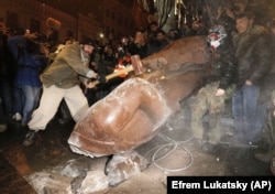 Свержение памятника Ленину в Киеве во время Революции достоинства. Украина, 8 декабря 2013 года