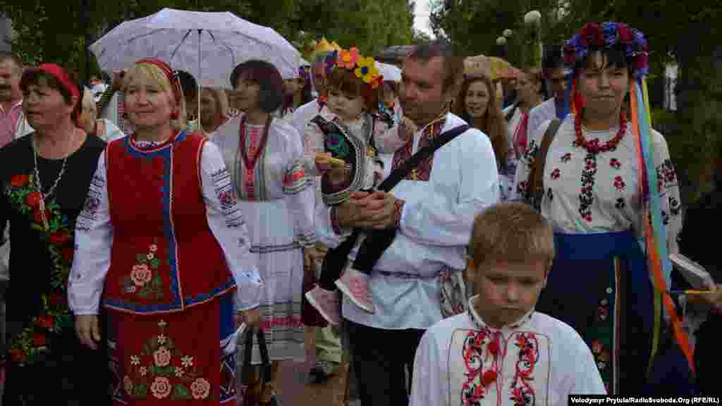 Біля пам&#39;ятника Тарасу Шевченку тодішнім керівникам міста вручили хліб і сіль&nbsp;