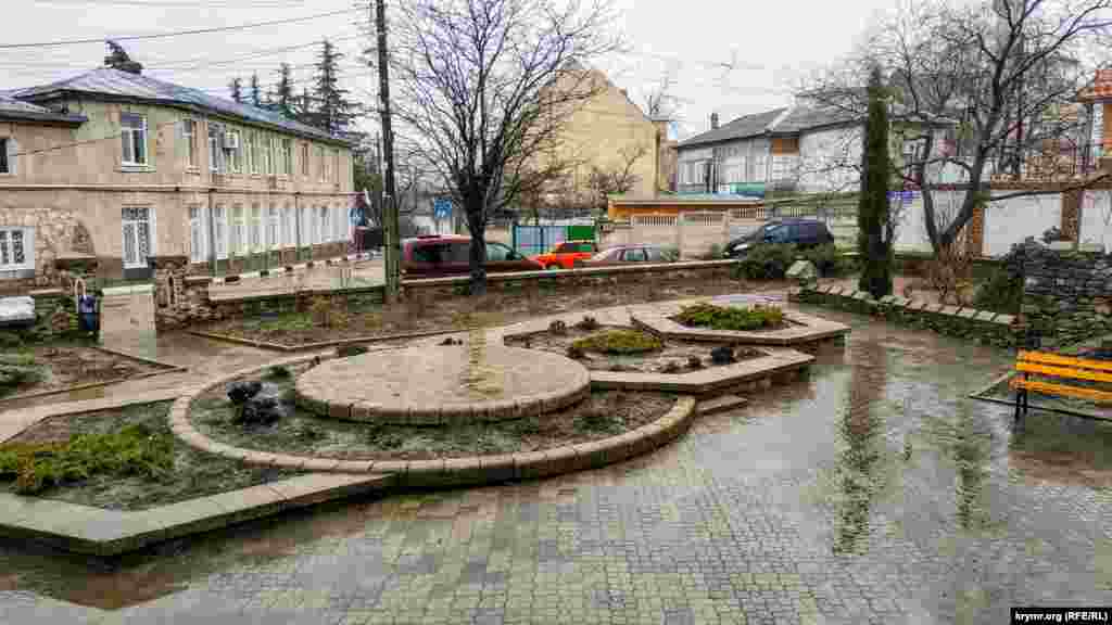 Перед самою мечеттю розташований сквер імені алуштинця Гірея Баїрова, дитячого хірурга