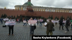 Масовий пікет ветеранів національного руху кримських татар в Москві. 10 липня 2019 року