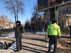 "Шеру болады " деп көрсетілген жерді бақылап тұрған полиция қызметкерлері. Шымкент, 16 желтоқсан 2019 жыл.