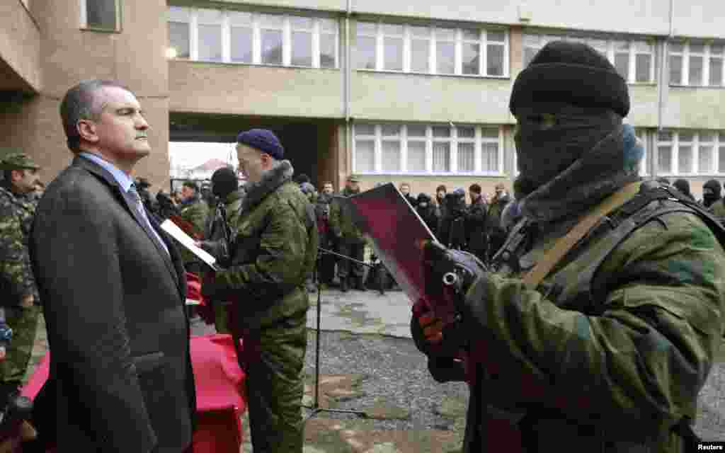 10 березня Сергій Аксьонов прийняв присягу самооборонівців, які вирішили вступити в кримську армію. Найдивнішим у церемонії було те, що новобранці соромилися показувати свої обличчя й приймали присягу в балаклавах, що викликало подив у світових ЗМІ