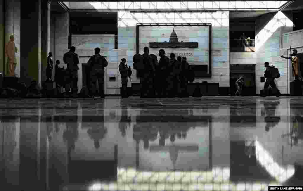 National Guard soldiers gather in the visitors center of the U.S. Capitol building in Washington, DC, January 14, 2021. EPA-EFE Бійці Національної гвардії в центрі відвідувачів будівлі Капітолію,&nbsp;14 січня 2021 року