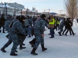 Полиция Тәуелсіздік күні саяси талаптармен наразылық шеруіне шыққан азаматтарды ұстап, әкетіп жатыр. Нұр-Сұлтан, 16 желтоқсан 2019 жыл.