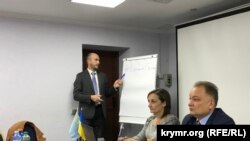 Правозахисники Олівер Лооде, Зарема Барієва та Ескендер Барієв (зліва направо) на заході в Києві. 12 жовтня 2018 року