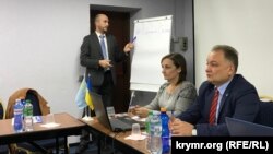 Правозахисник Олівер Лооде (стоїть біля дошки) на заході в Києві, 12 жовтня 2018 року