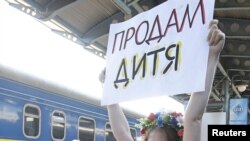 FEMEN феминистік ұйымының жүкті мүшесі суррогаттыққа қарсы шығып тұр. Киев, 31 мамыр 2011 жыл