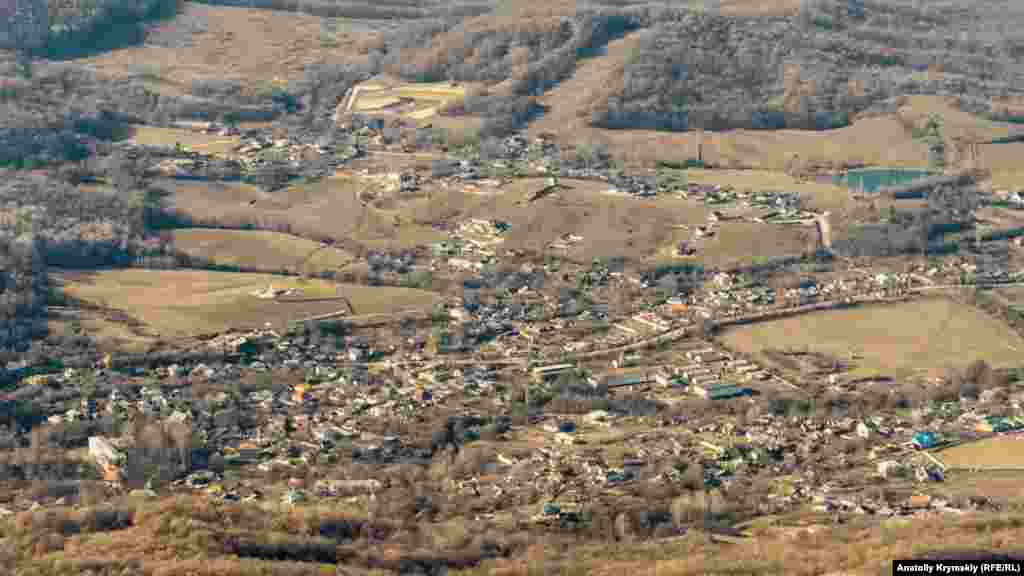 Внизу розкинулося село Соколине