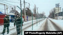 Російські прикордонники за колючою огорожею. Мілове, Луганська область