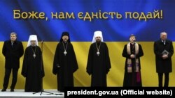 Глава Православної церкви України Епіфаній (третій праворуч) разом з іншими учасниками спільної молитви «Боже, нам єдність подай!» на Володимирській гірці в Києві, 30 березня 2019 року