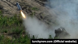 Український військовослужбовець стріляє з ПТРК Javelin