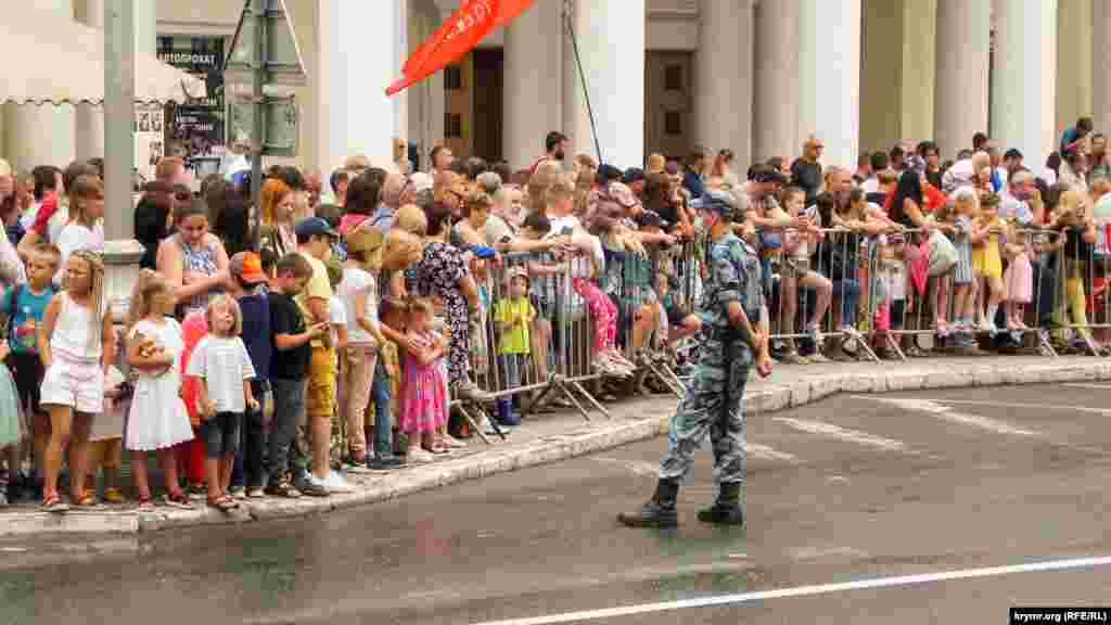 24 червня 2020 року в трьох містах в анексованому Криму &ndash; в Сімферополі, Севастополі та Керчі &ndash; пройшли російські військові паради, присвячені 75-й річниці перемоги у Другій світовій війні. І хоча через гучномовці людей, які прийшли подивитися парад, просили дотримуватися маскового режиму і соціальної дистанції, багато хто нехтував порадами