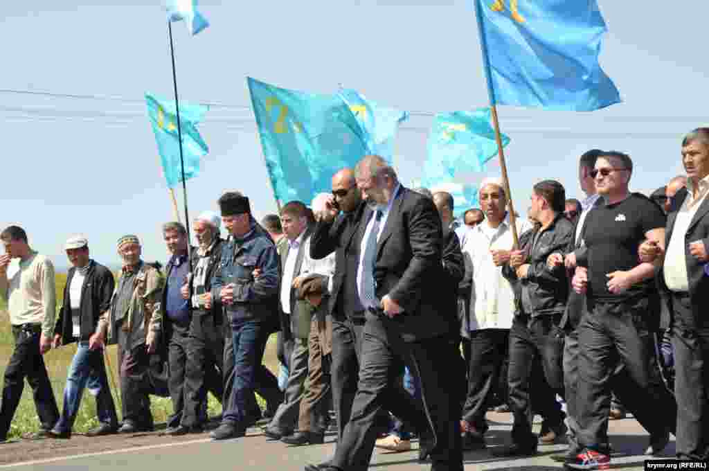 Серед учасників акції були дружина лідера кримських татар Сафінар Джемілєва і глава Меджлісу кримськотатарського народу Рефат Чубаров, голови регіональних меджлісів та інші небайдужі кримчани