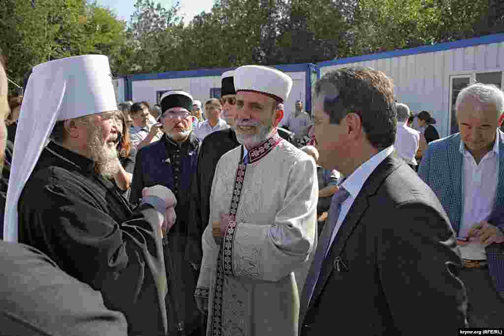 Зліва направо: митрополит Сімферопольський і Кримський Лазар, голова Духовного Управління релігійних організацій караїмів України, керівник караїмської релігійної громади Євпаторії Віктор Тіріякі, почесний голова Духовного Управління релігійних організацій караїмів України Давид Ель, Ремзі Ільясов, Азіз Абдуллаєв