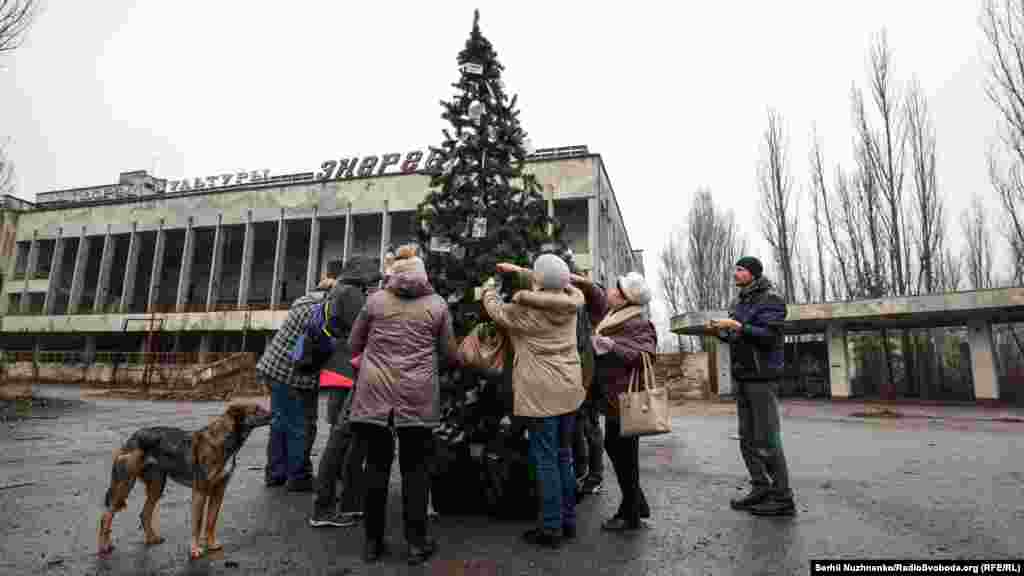 Щоб прикрасити новорічну ялинку на центральній площі Прип&#39;яті, 25 грудня в зону відчуження приїхало 18 колишніх жителів міста​ &nbsp; 