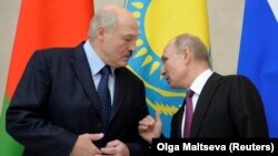 Президент Росії Володимир Путін (праворуч) розмовляє із президентом Білорусі Олександром Лукашенком