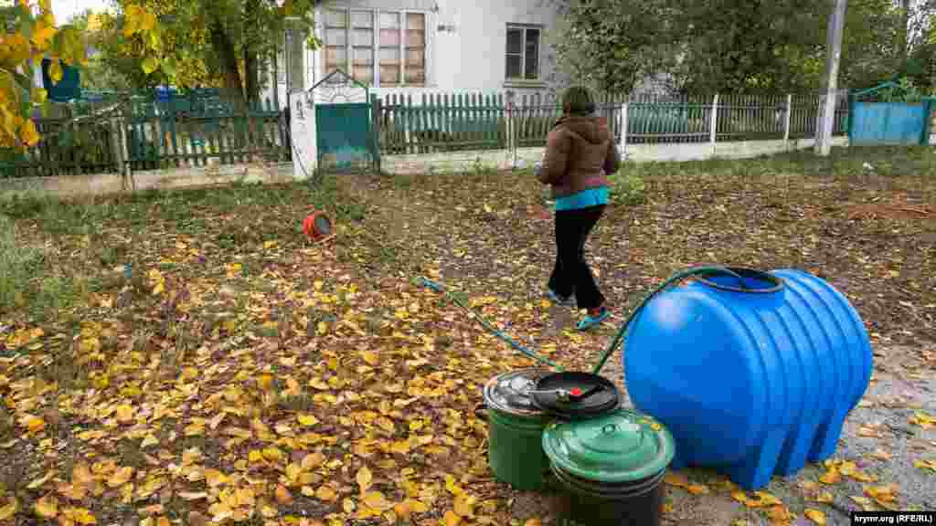 Напередодні в Зеленогірське автоцистернами привезли воду, якою селяни наповнили свої бочки й відра. А потім, як ця жителька з вулиці Леніна, за допомогою насосу воду перекачують безпосередньо в будинок