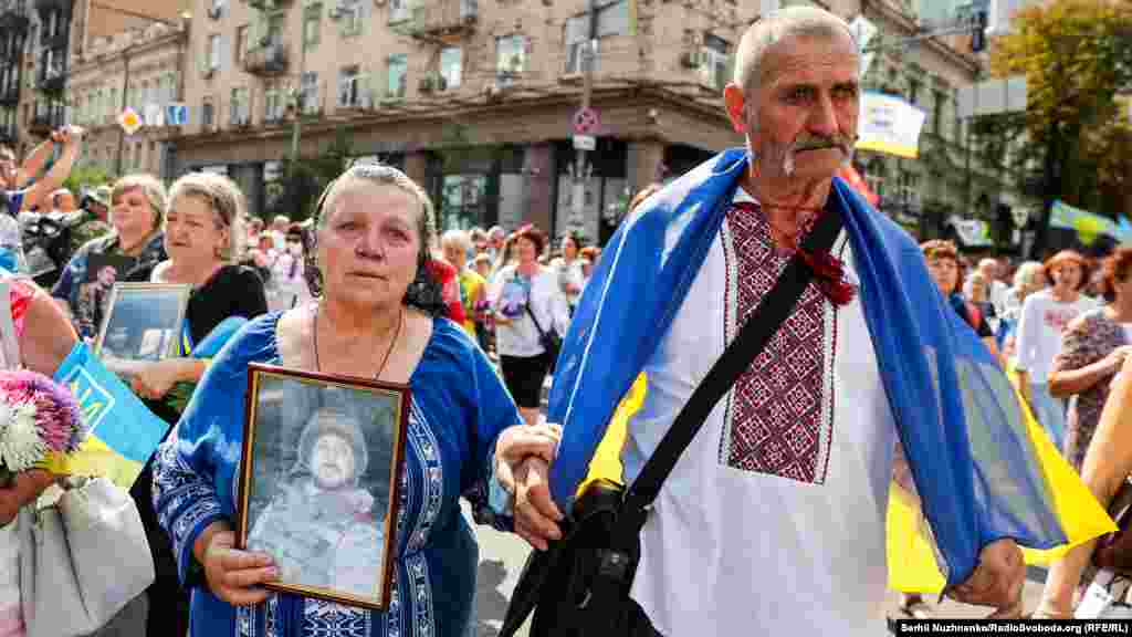 На фото батьки &laquo;кіборга&raquo; Дениса Поповича &laquo;Денді&raquo;. Боєць загинув поблизу позиції &laquo;Зеніт&raquo; неподалік Донецького аеропорту. Його батьки щороку приходять на Марш захисників України