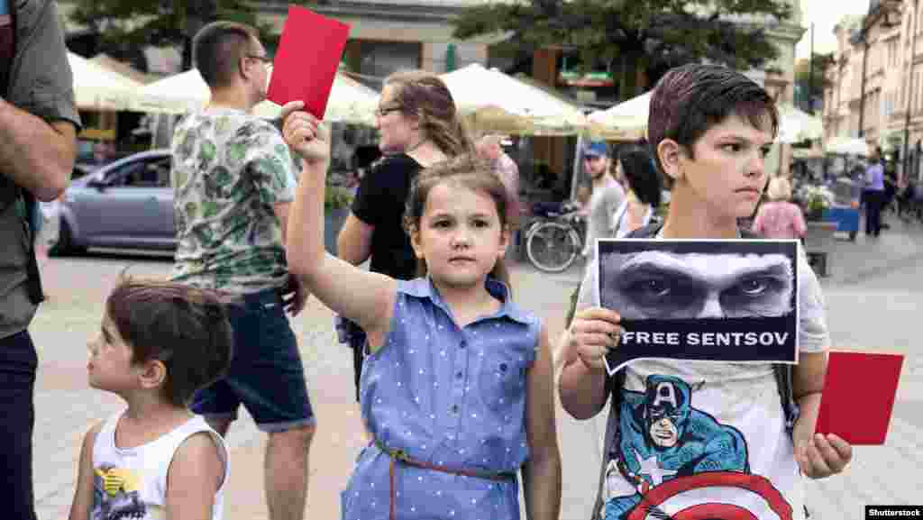 19-й день голодування. У різних країнах світу пройшла глобальна акція #SaveOlegSentsov. Жителі Кракова вийшли на вулиці з вимогою звільнити режисера