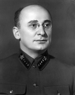 Лаврентій Берія (1899–1953) – радянський державний і політичний діяч. Голова НКВС (1938–1945), член ЦК ВКП(б) (1934 –1953). Входив у найближче оточення Сталіна