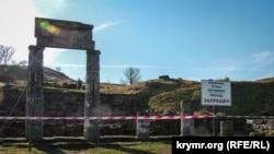 «Прохід заборонено»: Пантікапей під загрозою обвалення (фоторепортаж)