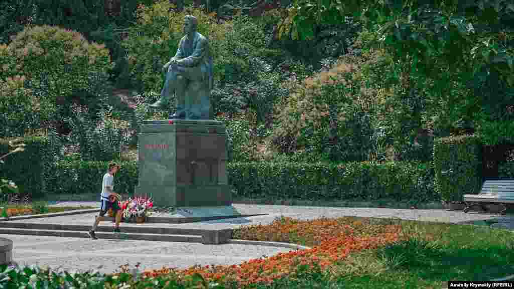 У парку розташований єдиний бронзовий пам&#39;ятник Антону Чехову. Його встановили в липні 1953 року