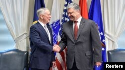 Президент України Петро Порошенко і міністр оборони США Джеймс Маттіс (ліворуч). Вашингтон, 20 червня 2017 року