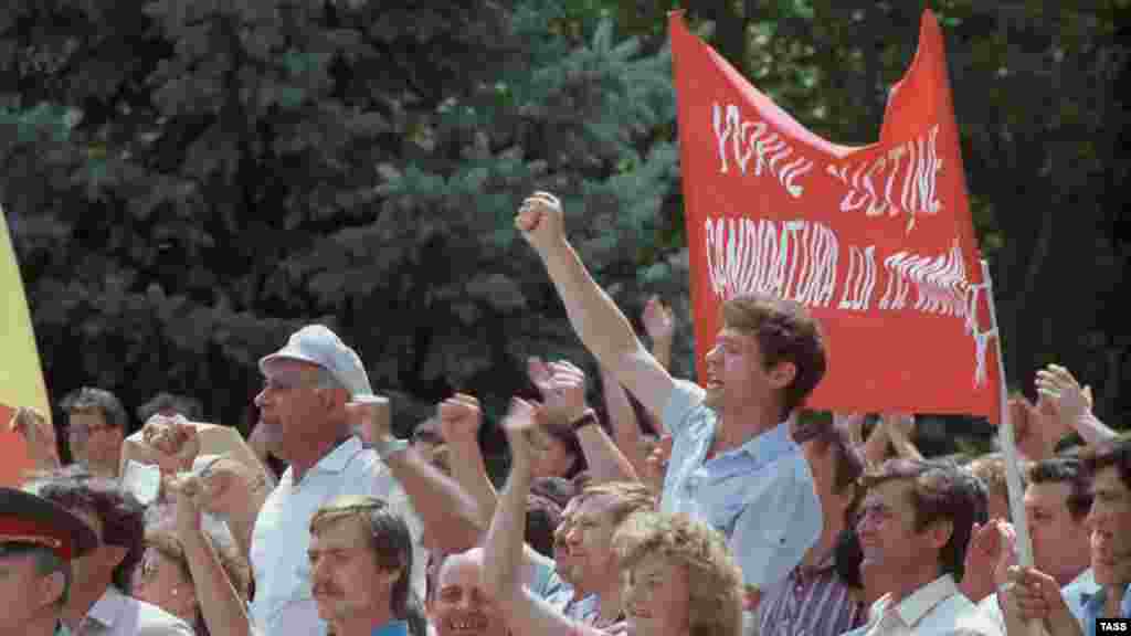 Суретте: Молдова халық майданы ұйымдастырған митингіге қатысушылар. Кишинев, 1989 жылғы маусым. Шеруге шыққандар республикаға саяси және экономикалық дербестік беруді, әліпбиі латын қарпіне негізделген молдован тілін ресми тіл деп тануды талап етті.