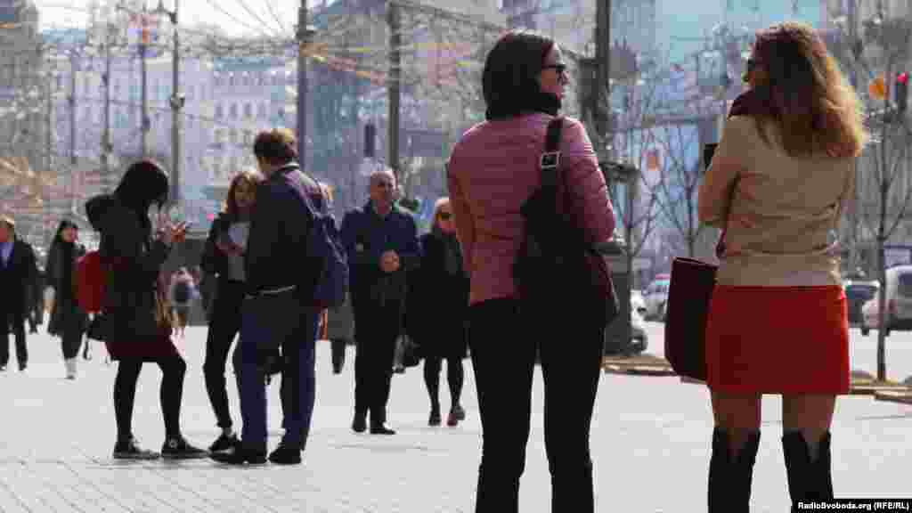 На вулицях столиці значно побільшало перехожих