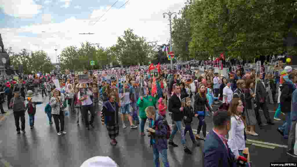 Слідом за військовим парадом пройшли учасники акції &laquo;Безсмертний полк&raquo;